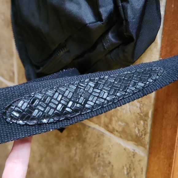 Columbia black unisex cross body bag with adjustable shoulder strap - Picture 7 of 9